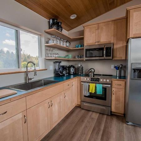 Azalea - Tiny Home Living In Style! Уолдпорт Екстериор снимка