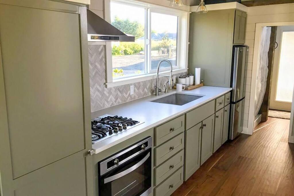 Azalea - Tiny Home Living In Style! Уолдпорт Екстериор снимка