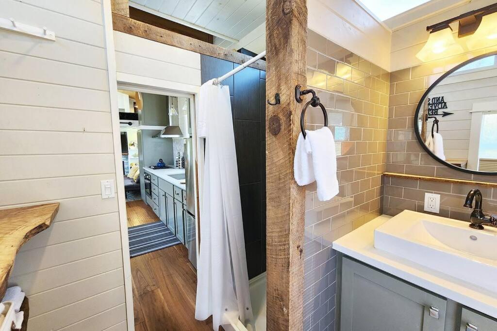 Azalea - Tiny Home Living In Style! Уолдпорт Екстериор снимка