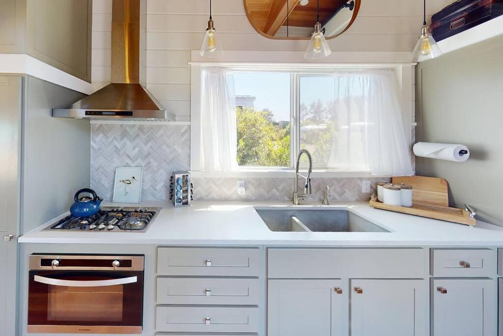 Azalea - Tiny Home Living In Style! Уолдпорт Екстериор снимка