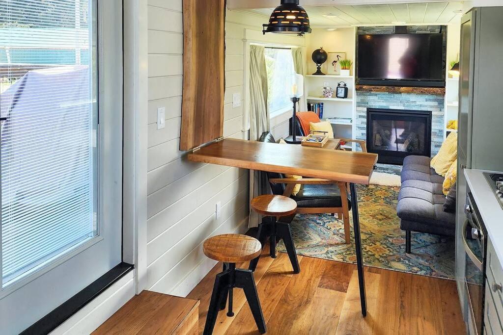 Azalea - Tiny Home Living In Style! Уолдпорт Екстериор снимка